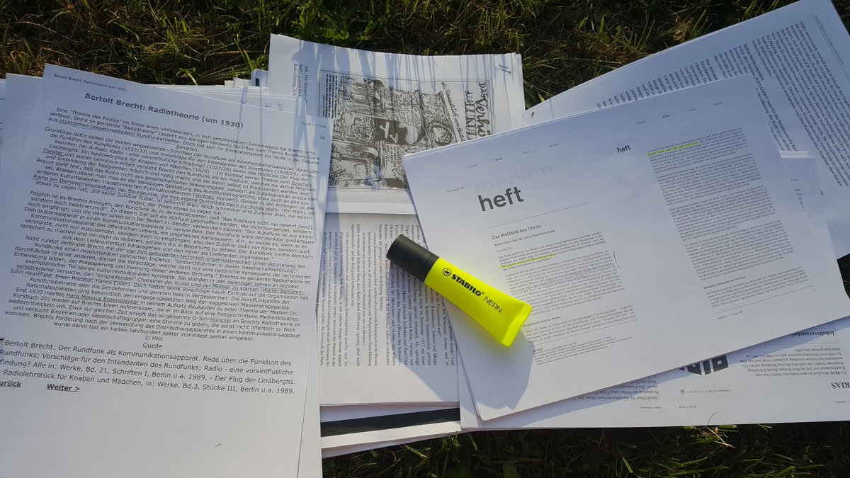 Digitalbuehne's tweet photo. Recherche im Park. #radio #radiotheorie #brecht #bertoltbrecht #lukullus #senden #empfangen #hören #lesen #hörspiel #theater #natur #sonnig https://t.co/yrh5dmkDSj