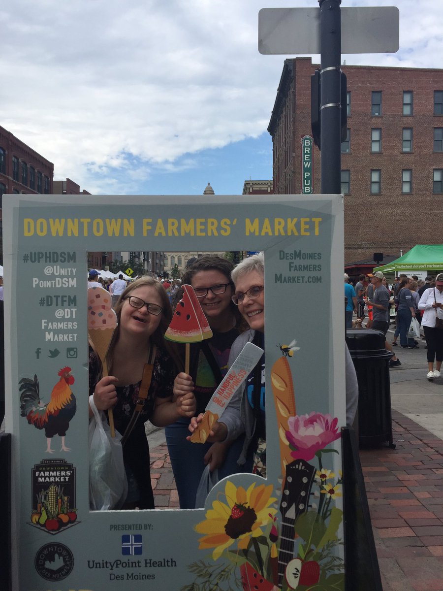 chrishageman48's tweet photo. Great at the Des Moines Farmers Market with Food Grid students!  #MakeADifferenceCC https://t.co/DddNSHL1JB