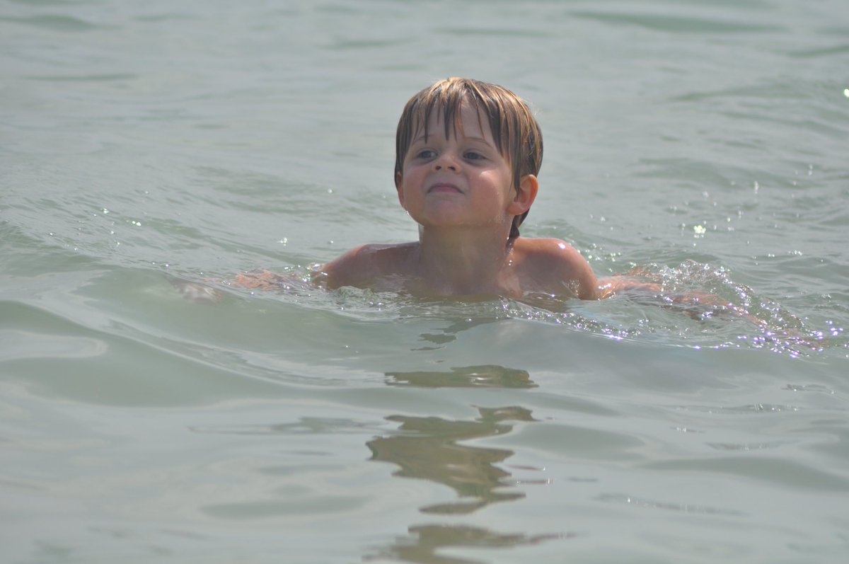 KnightCE's tweet photo. @Kimpton_Primary lots of swimming in the sea, thankfully warm and no sharks! #50thingstodosummer2017 https://t.co/96xcX27vdt