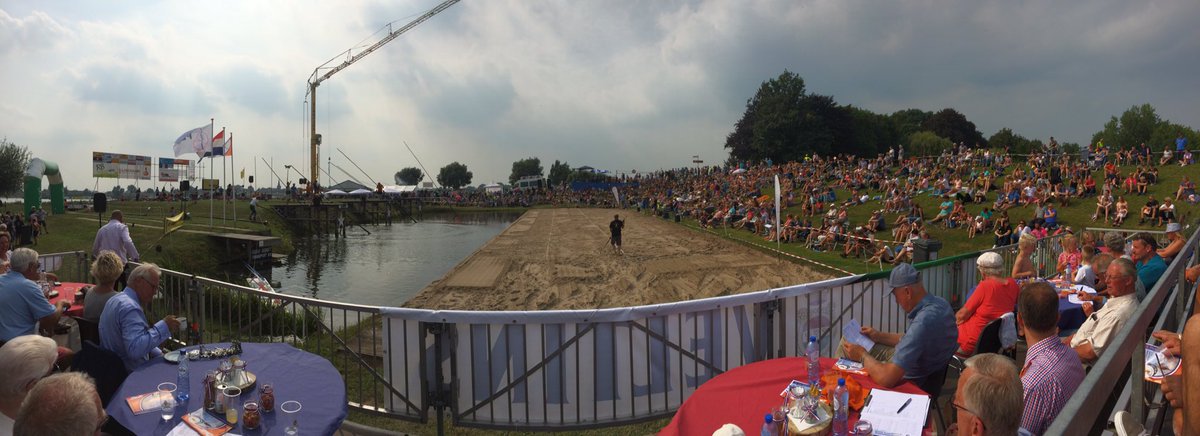 Jaco de Groot <a href="/jaco_boerbert/">Jaco de Groot</a> met overmacht winnaar van NK polsstokspringen in Jaarsveld. Trotse ouders ook!