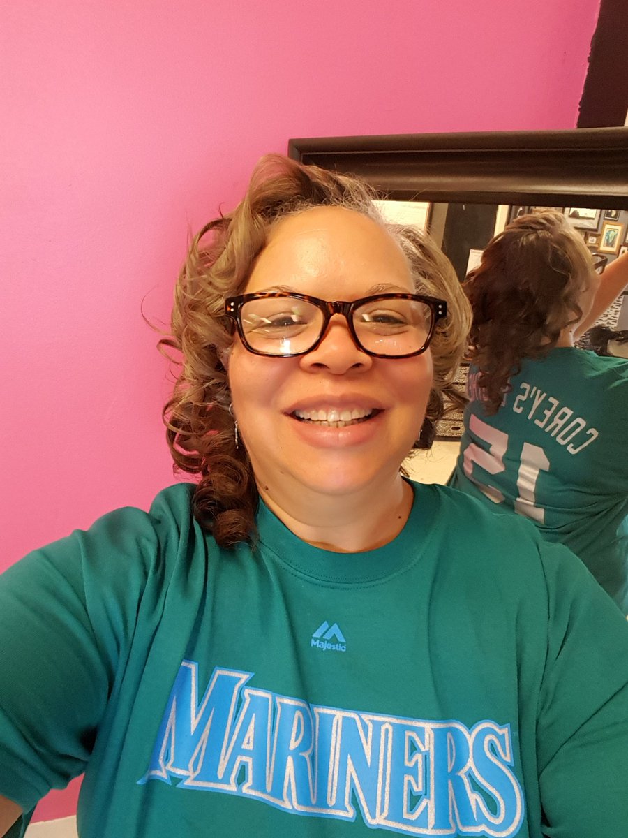 mickiemojo's tweet photo. @Mariners #PlayersWeekend Game day ready, cheering \0/ #GoMariners #TrueToTheBlue #WhateverItTakes #BringIt #CoreysBrother #TakeTheSeries https://t.co/nUg8zOBQAD