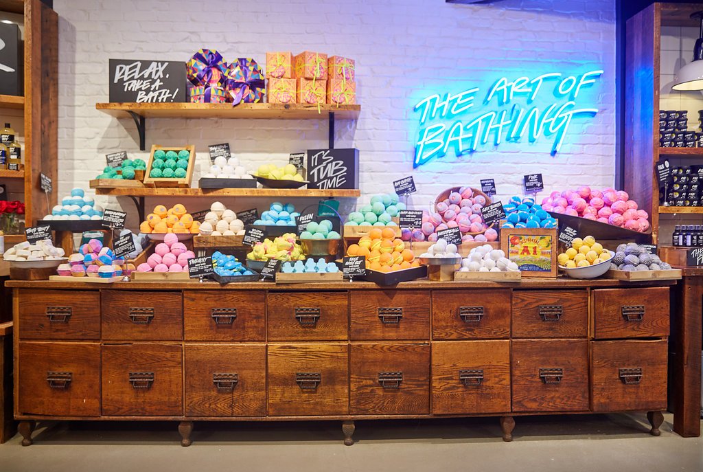 RobsonStreet's tweet photo. The newly renovated @lushcosmetics is now #OpenForFizzness! https://t.co/VHO800wGeL https://t.co/olVUnyvvxg