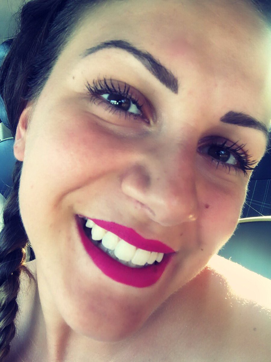 AlessiaBonamano's tweet photo. Stasera ho deciso di indossare solo il mio sorriso migliore  👄 ed il mio nuovo 💄 
Come mi sta???
#GrazieUg #vivalonline #grazie #amica https://t.co/CieJ20dWlk