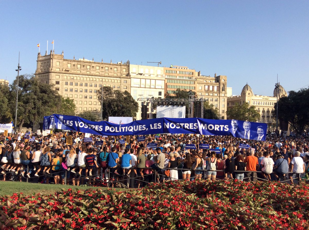 Monicanpl's tweet photo. In piazza anche questo striscione #barcelonattack #BarcelonaContigo #BarcelonaAmbTu https://t.co/n9fARvBkXS