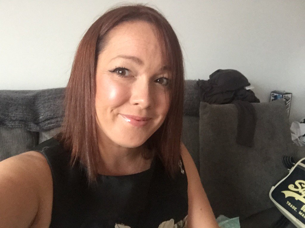 Hels_bells81's tweet photo. Back to my roots! #browneyedgirl #reflectivetime #staynatural #staytruetoyourself #byebyehighlights https://t.co/a8SkZJjVEi