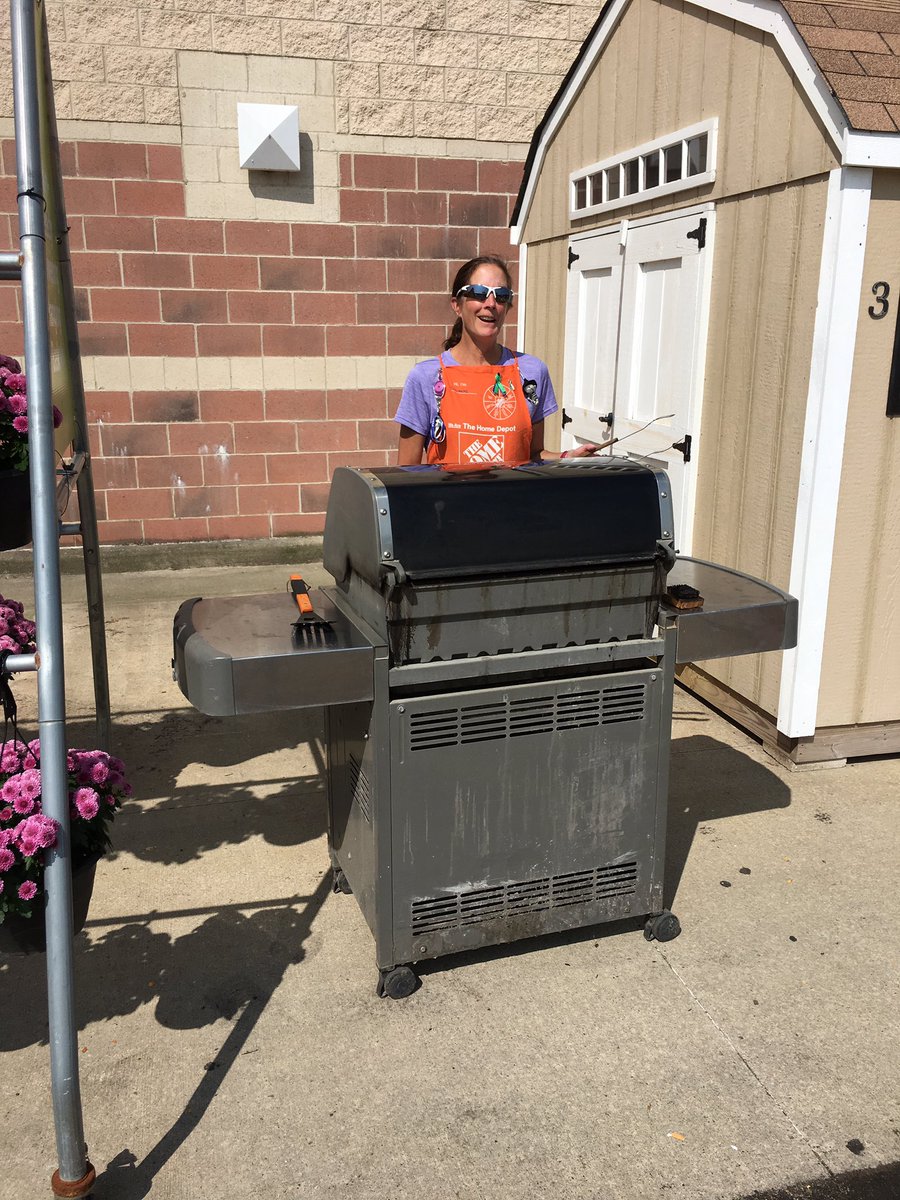 JJ_Orange4EVR's tweet image. Hotdogs for the customer's who made the circuit and hamburgers provided for #HDEinCLE by @HD3835! #HostsWithTheMost