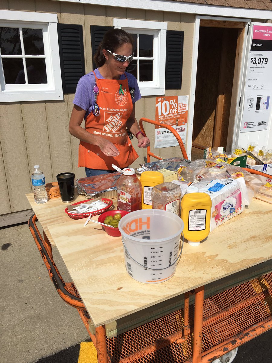 JJ_Orange4EVR's tweet image. Hotdogs for the customer's who made the circuit and hamburgers provided for #HDEinCLE by @HD3835! #HostsWithTheMost