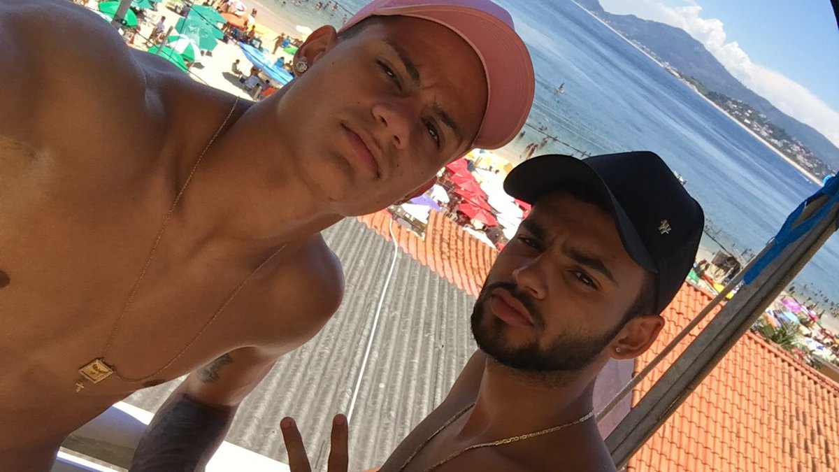 mmascarenhas98's tweet photo. Feliz aniversário Jarbas 😂 Te amo ❤️ #SigamEle 😂😂😂 @silvamts_ https://t.co/IvGPENbXfL