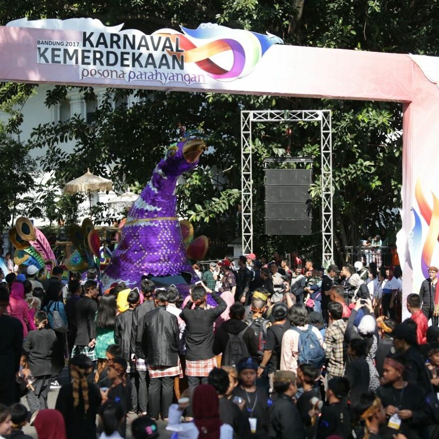 KemensetnegRI's tweet photo. Pawai mobil hias dan beragam budaya, seni, hingga pasukan berkuda meramaikan #KarnavalPesonaParahyangan di Bandung, Jawa Barat (26/8) https://t.co/E0O5Bw0xxs