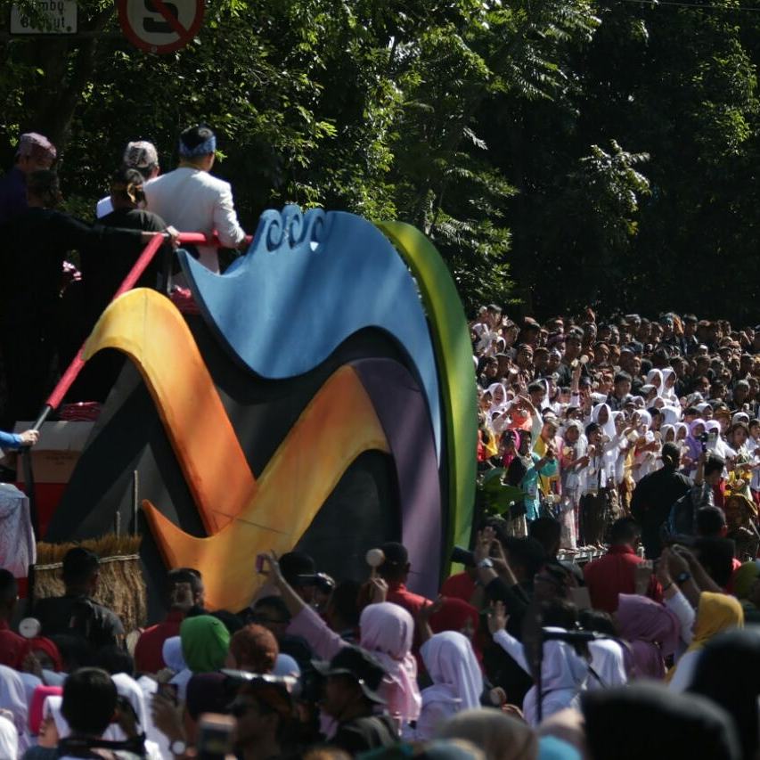 KemensetnegRI's tweet photo. Pawai mobil hias dan beragam budaya, seni, hingga pasukan berkuda meramaikan #KarnavalPesonaParahyangan di Bandung, Jawa Barat (26/8) https://t.co/E0O5Bw0xxs