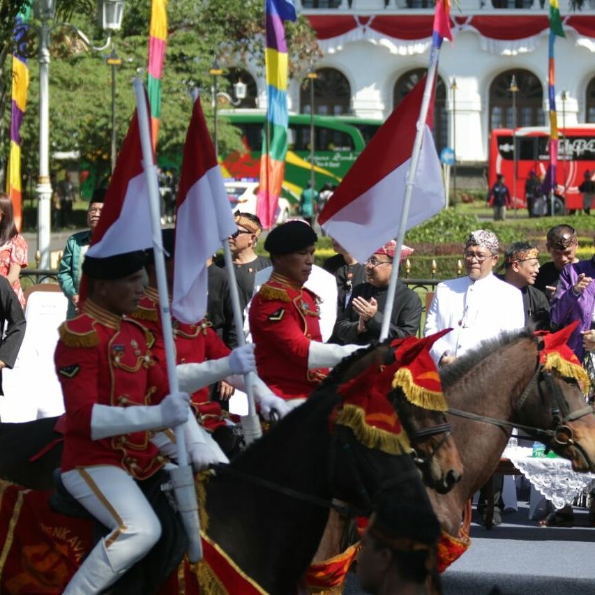 KemensetnegRI's tweet photo. Pawai mobil hias dan beragam budaya, seni, hingga pasukan berkuda meramaikan #KarnavalPesonaParahyangan di Bandung, Jawa Barat (26/8) https://t.co/E0O5Bw0xxs