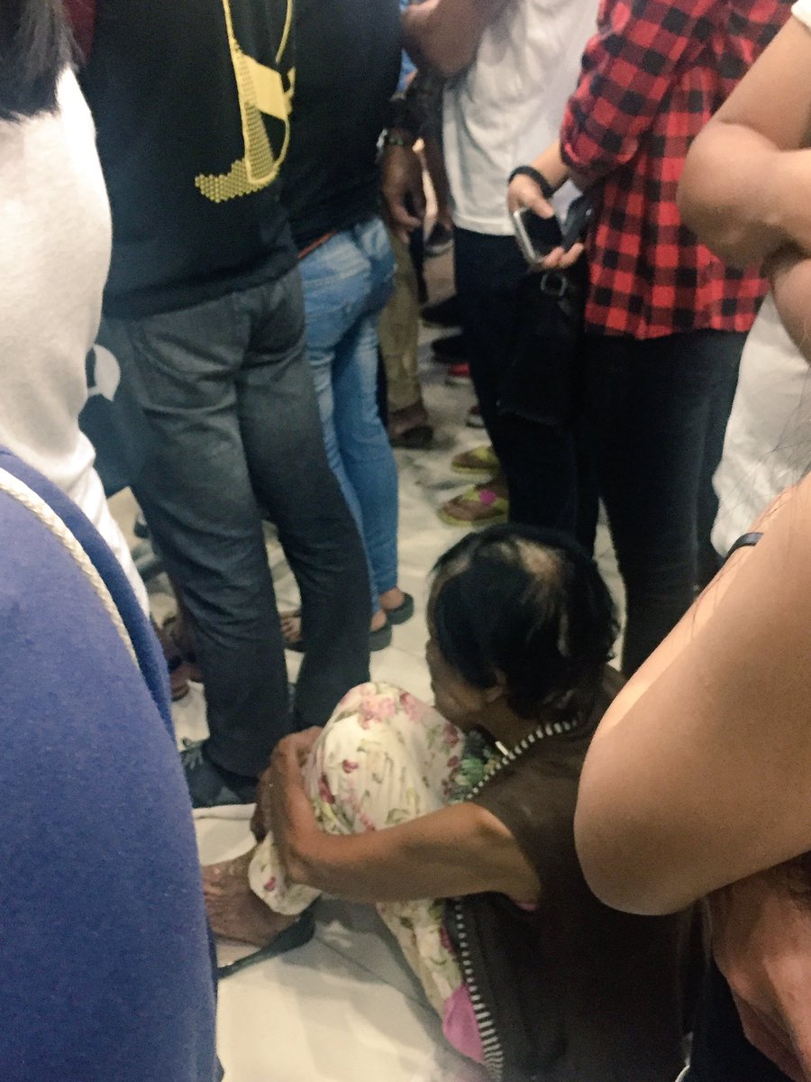 richelemaelik's tweet photo. While waiting for Joshlia, shoutout po kay lola na naghintay ng matagal for them. Awww 💕💕 #LYSBRoadTour @BarrettoJulia @iamjoshuagarcia https://t.co/VawVG8wPNJ