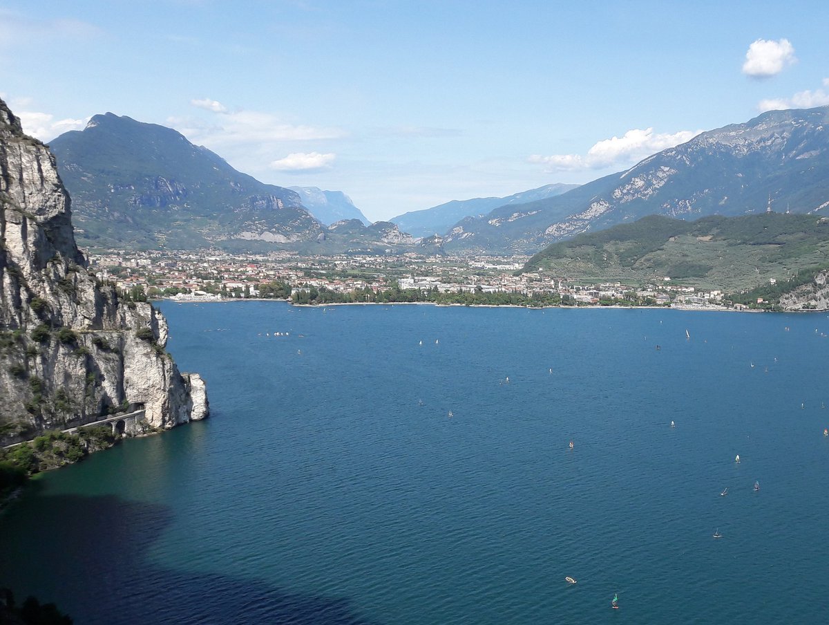 GardaTrekking's tweet photo. #rivadelgarda si prepara ad uno dei momenti più spettacolari della #nottedifiaba : i fuochi d'artificio! da dove li vedrete? #gardatrekking https://t.co/5he377o8bt