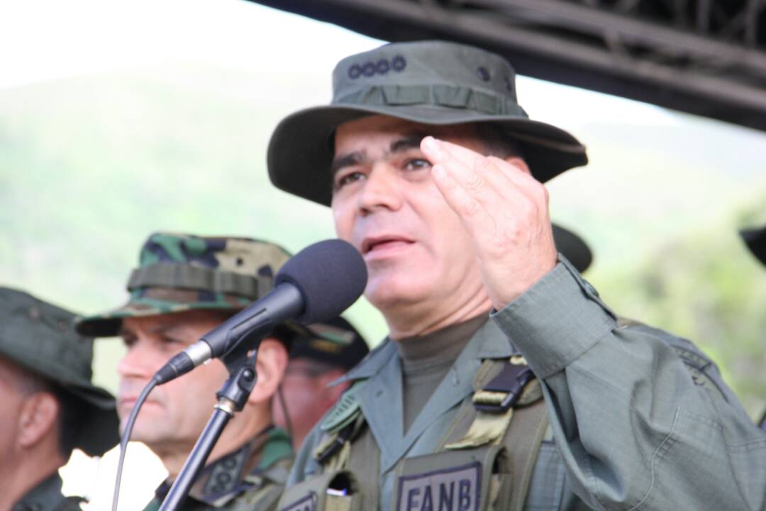 PrensaFANB's tweet photo. GJ @vladimirpadrino: "Todo el que ame esta Patria debe estar dispuesto a defenderla ante la arremetida de EEUU". #EsHoraDeDefenderLaPatria https://t.co/YXpX9iQGTJ