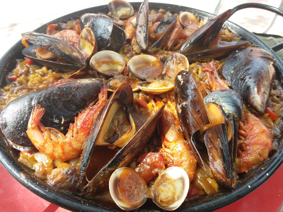 enricbayon's tweet photo. Mi amigo @gusgonzalves se cree q va a hacerme la competencia... 😉 @paparazzialella #arroz #paella #Che #Alella https://t.co/X9Sm6GEAIg
