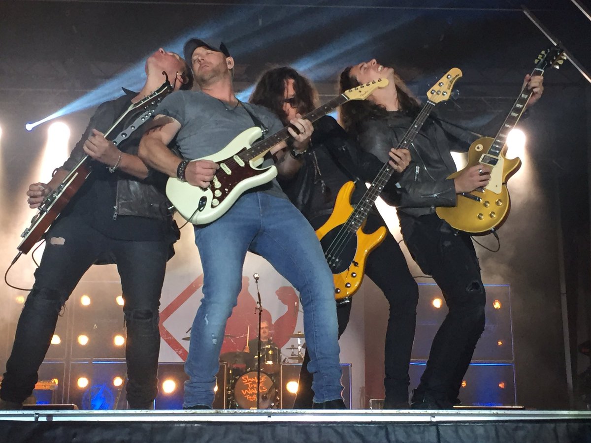 PureCountry93's tweet photo. What a way to spend a Friday night. π€ @timhicksmusic completely ROCKED @LucknowsMITF!!!! #ForeverRebels #MITF #ThrowDownInLucknow https://t.co/DfzZyZgP3N