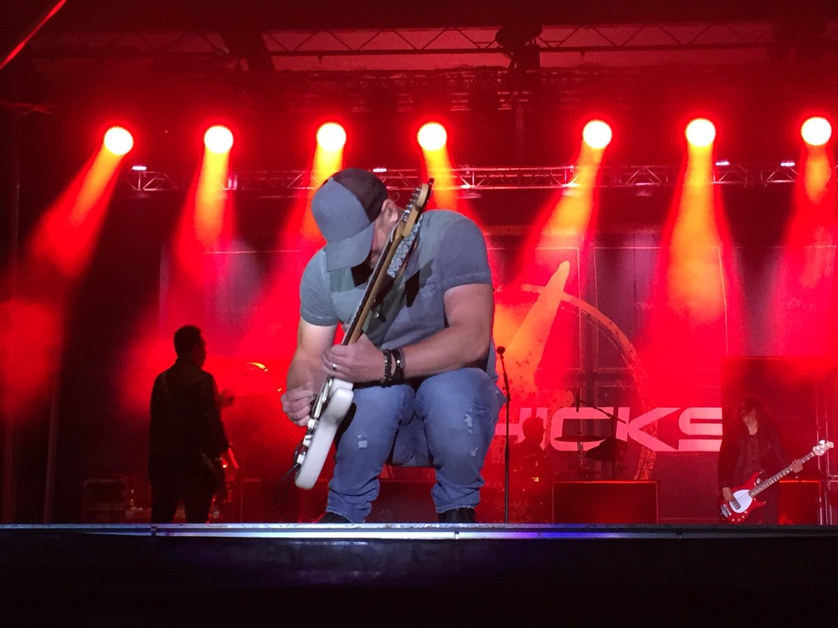 PureCountry93's tweet photo. What a way to spend a Friday night. π€ @timhicksmusic completely ROCKED @LucknowsMITF!!!! #ForeverRebels #MITF #ThrowDownInLucknow https://t.co/DfzZyZgP3N