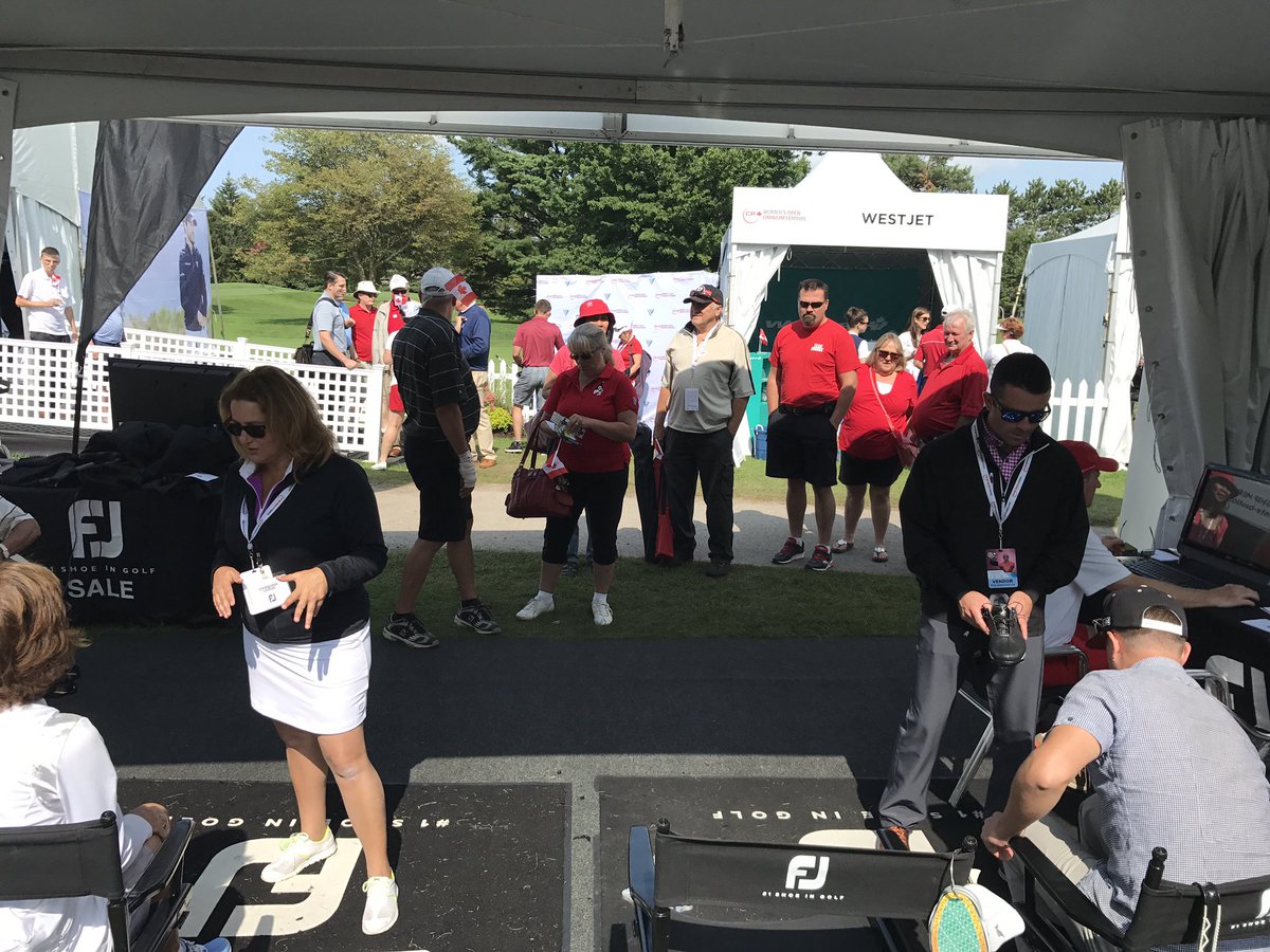 FJ golf shoe fans lined up for an FJ Performance Shoe Fitting at the @cpwomensopen. #1shoeingolf