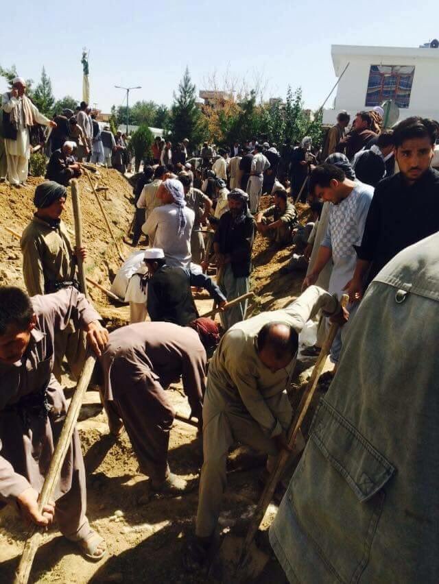SalehaSoadat's tweet photo. روزگار #هزاره ها در #افغانستان، هر روز قبر بكن و زير خاك كن.😭 https://t.co/eeT3DvOjj9