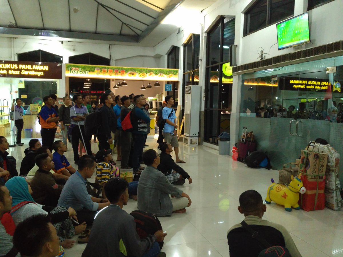 chandraescala's tweet photo. @KL2017 @bulutangkisRI Lagi nonton bareng nih min.. di stasiun pasar Turi Surabaya 😂😂😂 awas ketinggalan kereta Bapaq2 😁 https://t.co/aV5z9dfSgv