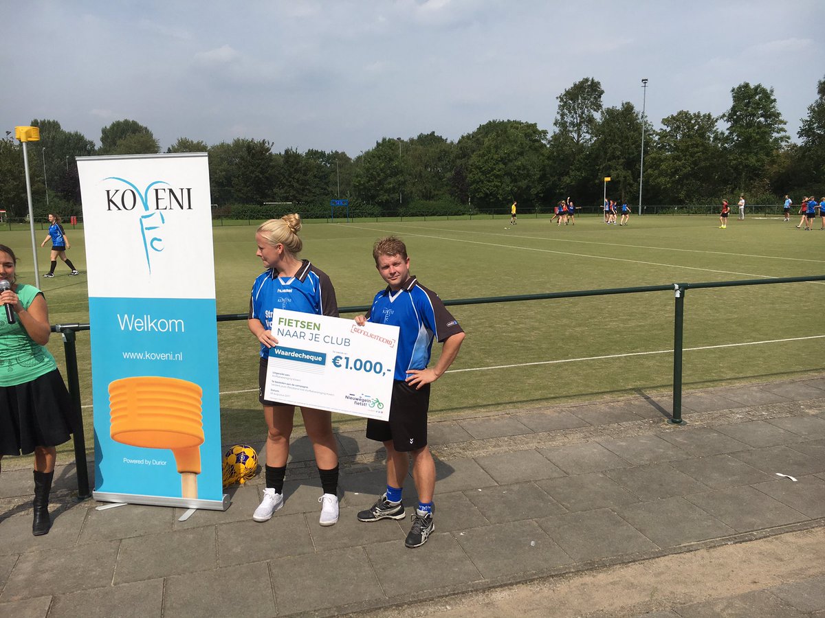 peter_snoeren's tweet photo. @koveni ontvangt een cheque van € 1.000 voor hun plan om fietsen bij verenigingen en sportclubs te stimuleren #goedopweg. https://t.co/wvOg2CuoxD