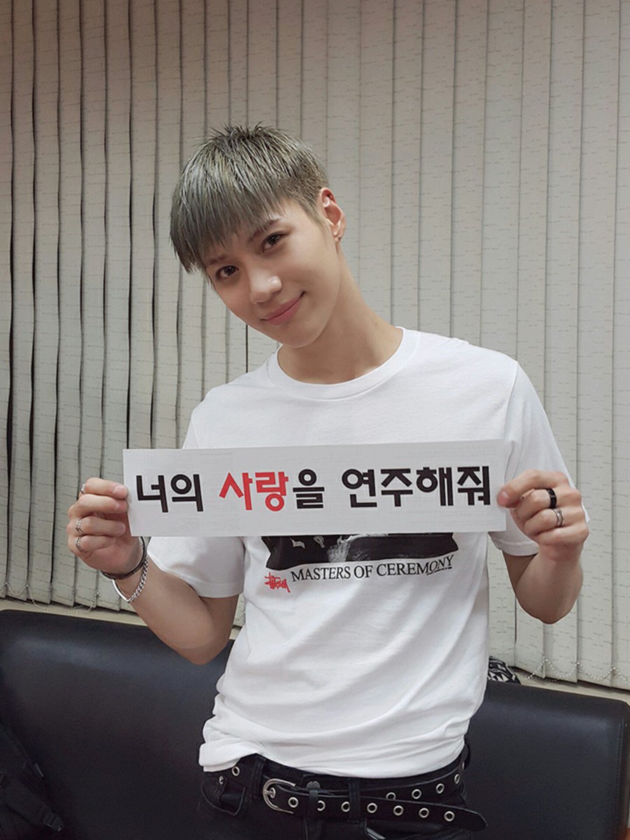 healingTaem's tweet photo. [170826 Vyrl] #TAEMIN_CONCERT #OFF_SICK
#20170826 #너의사랑을연주해줘 ✌

#프롬태민📬
https://t.co/4KziRUQMKw
https://t.co/igpPgyAyjy https://t.co/2Q5uwdyDCw