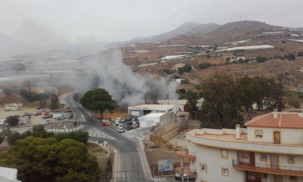 Incendio en un taller de Castell De Ferro... <a href="/BomberosMotril/">Bomberos Motril</a> en el lugar 🚒🚒