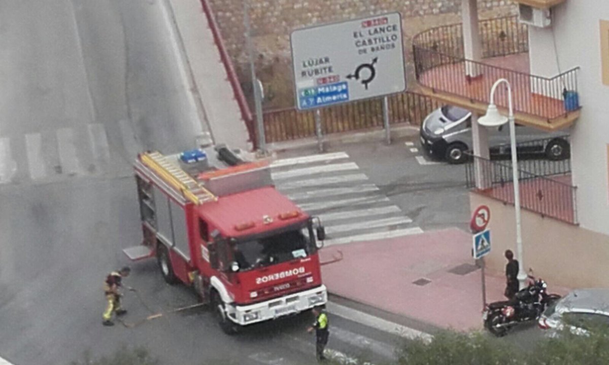 <a href="/BomberosMotril/">Bomberos Motril</a> siguen actuando en el incendio del taller en Castell de Ferro, que se encuentra controlado. 🚒🚒🚒