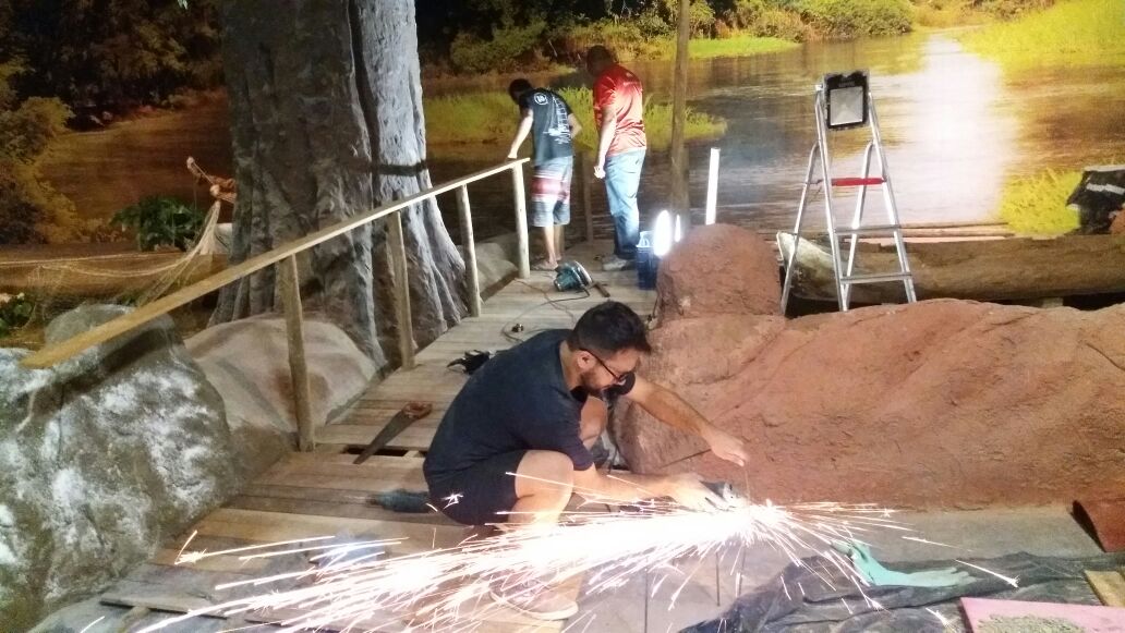 DaGalloStudio's tweet photo. Vida de #cenógrafo... all night long #GalloStudio #Cenografia #Rochaartificial #cenario #arte #memorialdadevocao #articialrock #scenography https://t.co/vwgMNuIEsT