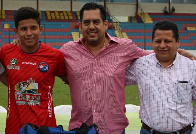 produrios's tweet photo. Gerente #Produrios #JoséGuzmán hizo  entrega oficial del kit de indumentaria al presidente del #DeportivoQuevedo, Juan Carlos Troya. https://t.co/wrBFGCVuFz