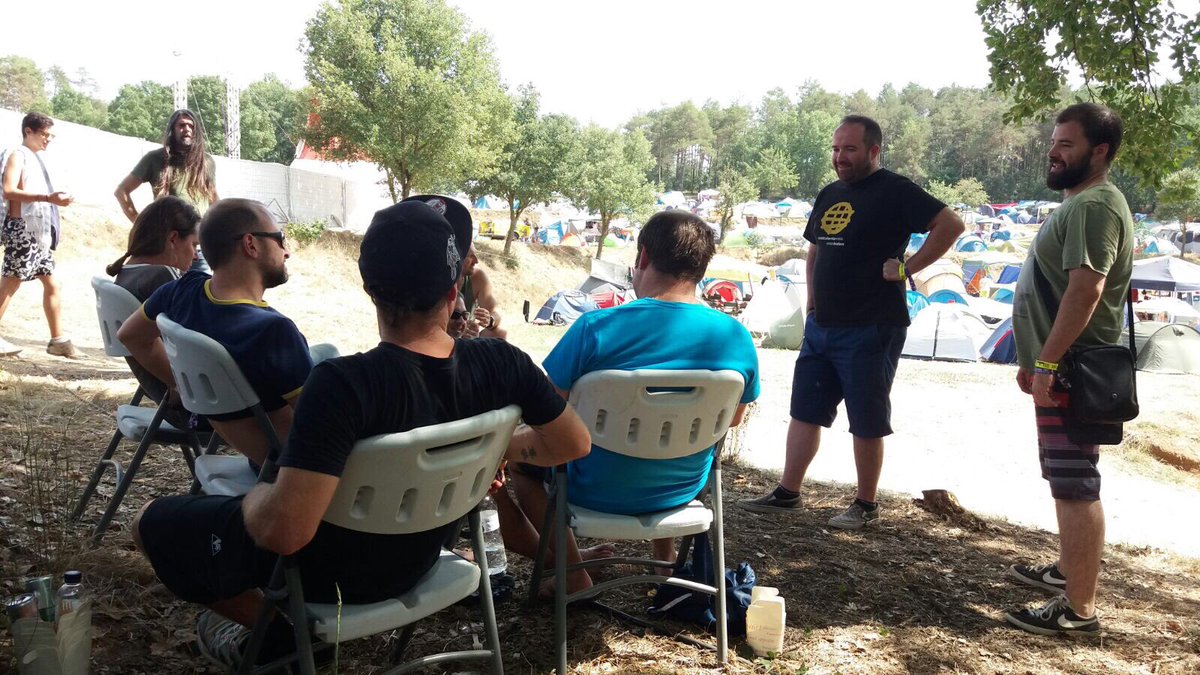 EsneBeltza's tweet photo. Heldu gara. 1:50etan eszenatoki nagusian / Llegamos. A las 1:50 en el escenario principal @FestBioRitme #dontgiveupthefight https://t.co/LmZYHRdERQ