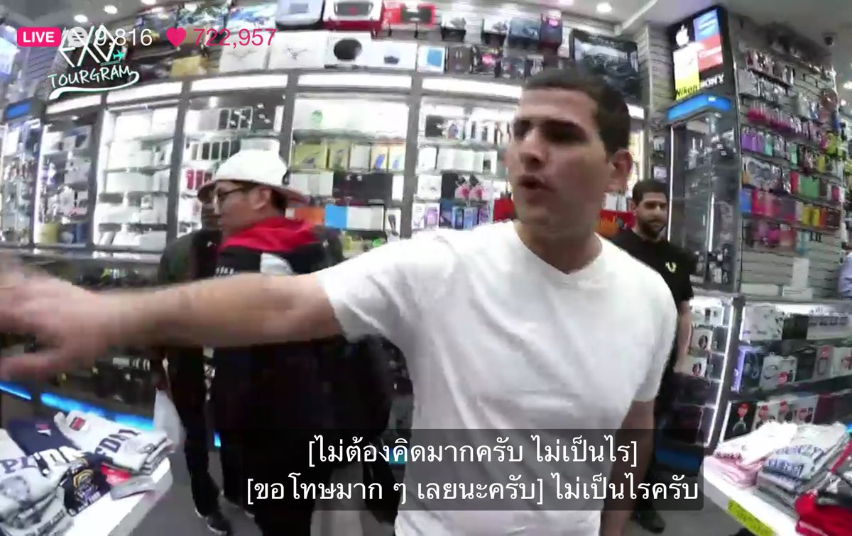 natly_iii's tweet photo. ก็ว่าอยู่ทำไมไม่โกรธ555555555555 ดีใจอะ คือเออเค้ารู้จัก exo ขอถ่ายรูปด้วย https://t.co/4z7II1oglH