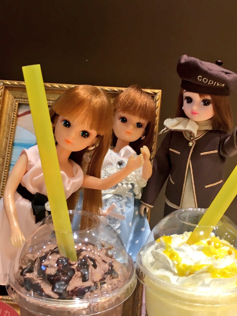 fafasssttt's tweet photo. #ゴディバリカ 

リカちゃ～ん！
私の子供の頃からの親友リカちゃん❤たちと一緒に、ショコリキサー飲んできたよ🎵
爽やかなデザートでﾆｯｺﾘだよ✨ https://t.co/QTEjLtfDf9