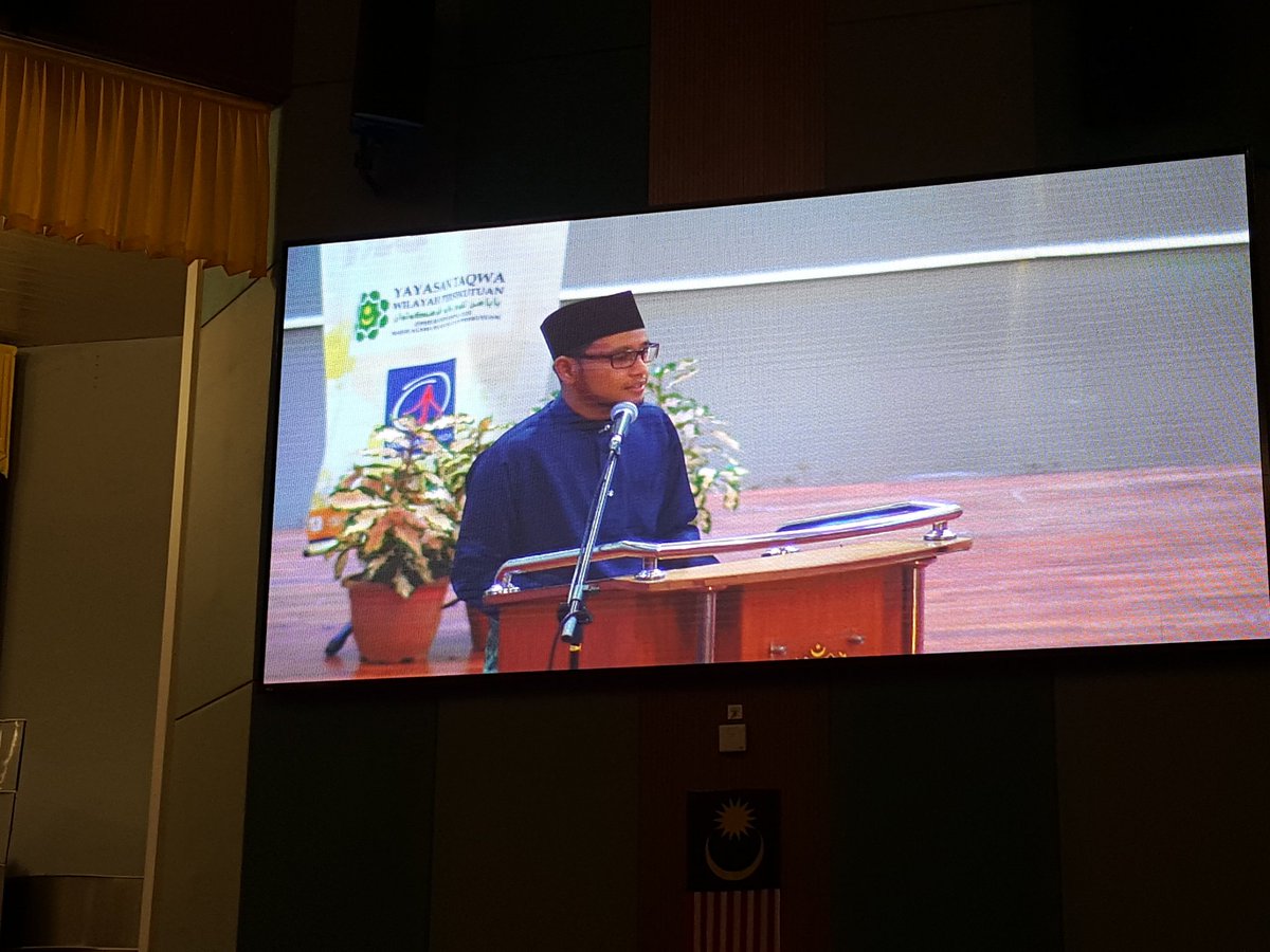 puteriarchy's tweet photo. Kemahhh bos kito @UwaisAlQorni93 #ISLC2017 https://t.co/YDHKRmL3uE