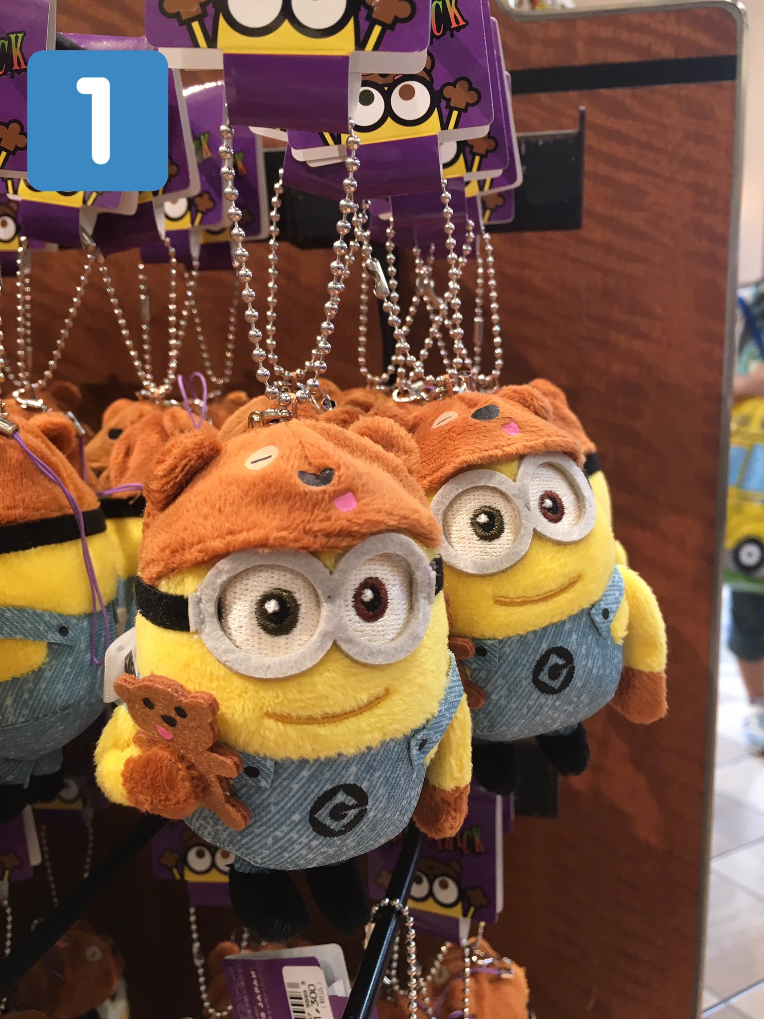 Sunny Days フロリダ行きたい Usj ハロウィーングッズ17 ミニオン編 ぬいぐるみストラップ 1 ボブ小 ストラップ Amp キーチェーン 1300 2 ボブ大 キーチェーン Amp バッジ 1800 3 イーブルミニオン キーチェーン Amp バッジ 1600