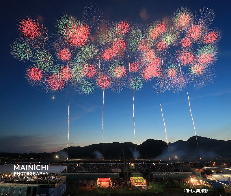 黙翁日録 第91回大曲花火競技大会 秋田県大仙市の雄物川河畔 17 8 26 ツイッター動画 前日までの大雨で桟敷席が冠水 関係者が深夜まで清掃作業を続け間に合わせました 約１万８０００発の花火が晩夏の夜空を彩りました