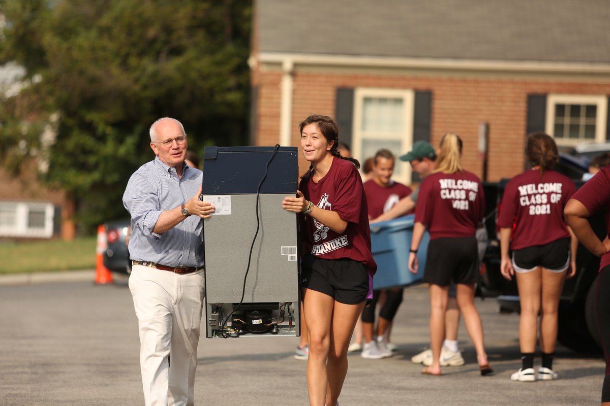 RoanokeCollege's tweet photo. President Maxey getting in on the move-in action. #maroons2021 #roanokecollege https://t.co/W8MomFMWny