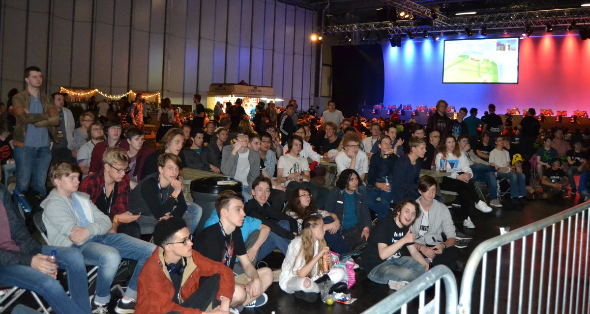 The crowd is hyped for map 2 of SVIFT vs Lowpander! #i61TF2
Tune in to catch a glimpse of them cheering the teams on twitch.tv/essentialstf