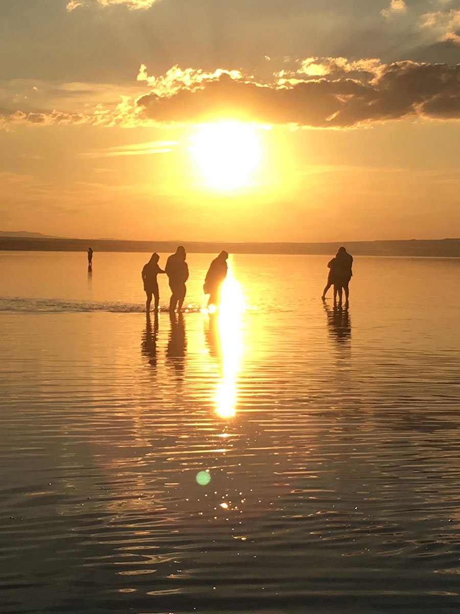 "Yolunuzun üstünde bulunuyorsa gölde yürümek, gün batımında fotoğraf çekmek için uğranabilir. " fewwer.com/tuz-golu--386 #tuzgölü