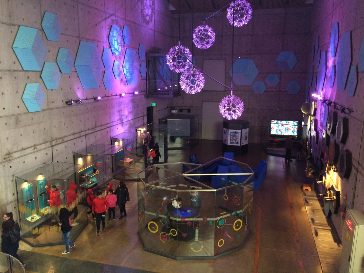 funfamilias's tweet photo. #FanChile2017: Mientras el primer grupo disfruta de los cortos, el segundo grupo de niños disfruta de los juegos del @MIM_museo. @tererey3. https://t.co/wP83JdBRMS