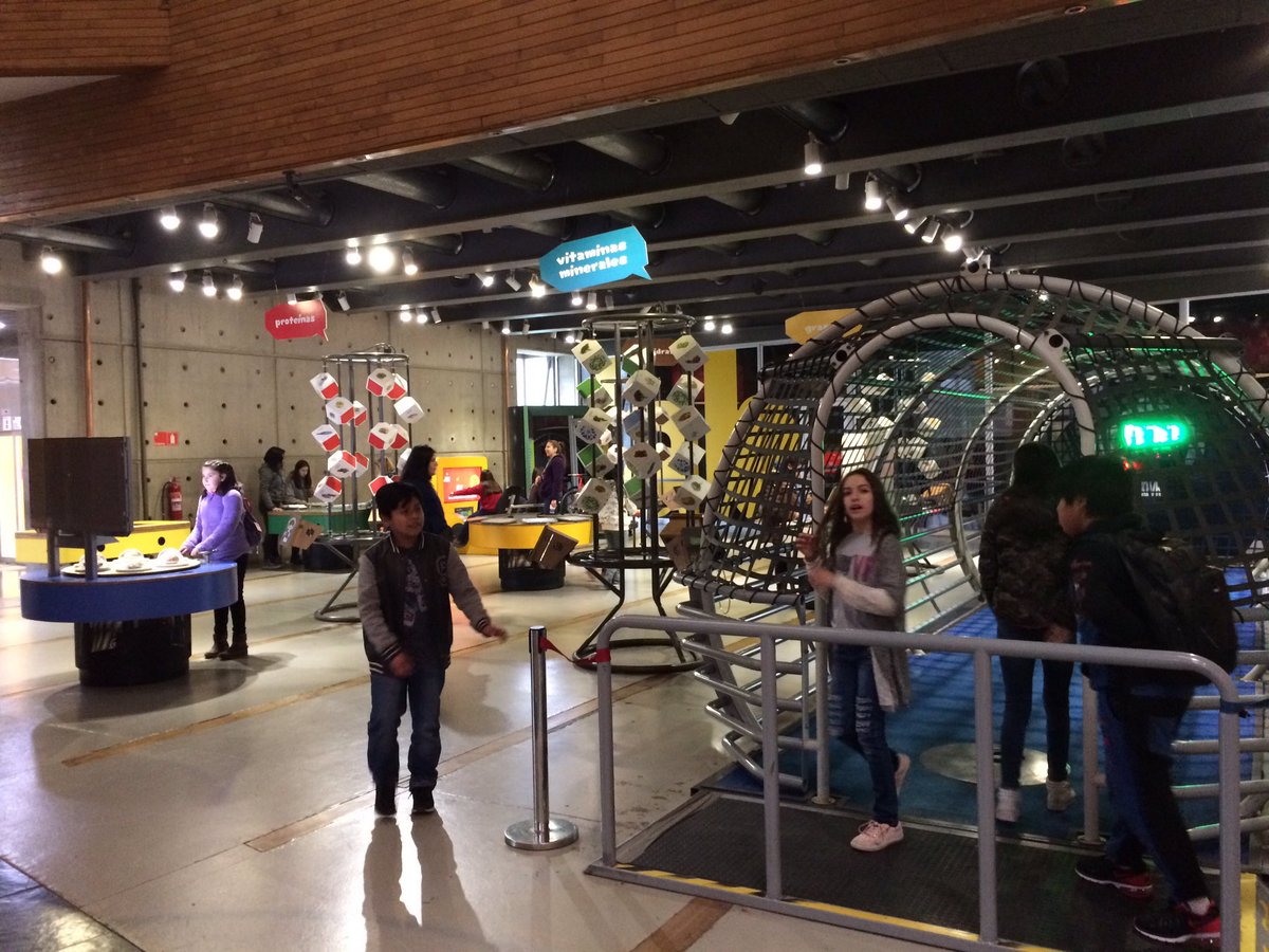 funfamilias's tweet photo. #FanChile2017: Mientras el primer grupo disfruta de los cortos, el segundo grupo de niños disfruta de los juegos del @MIM_museo. @tererey3. https://t.co/wP83JdBRMS