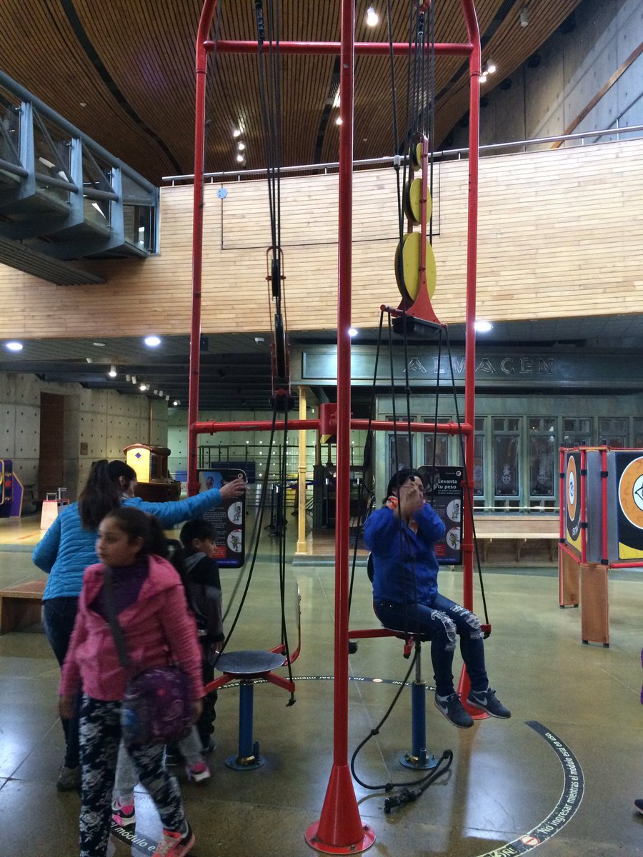 funfamilias's tweet photo. #FanChile2017: Mientras el primer grupo disfruta de los cortos, el segundo grupo de niños disfruta de los juegos del @MIM_museo. @tererey3. https://t.co/wP83JdBRMS