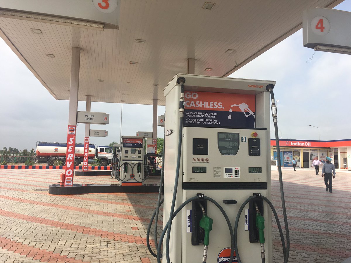 SubratKar_IOC's tweet photo. @IndianOilcl @dksmumbai Driving out of Mundra Port ? Shall be memorable to fuel at our RO M/s Kavyansh Petroleum, 25 kms, LHS, NH 8AE. https://t.co/yr9iUkJnFJ