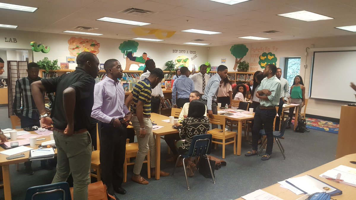 PrincipalBGrant's tweet photo. Check out r UPS Scholars 4 the 2017-2018 school year! #40TUTORS #HappeningNow @TommyUsherAPS @FickettES @apsupdate @APSPDChief @Atldepsupt https://t.co/jLqrsTC09o