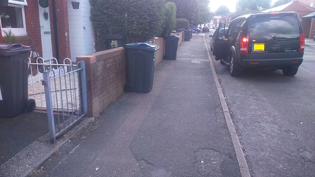 youngtrepreneu1's tweet photo. Bin Men will not get the support from our residents as enough is enough😡 Their kids 6wks holiday has been ruined 😭. #YYCE #BetteringLives 🤝 https://t.co/DauGOW9Z30