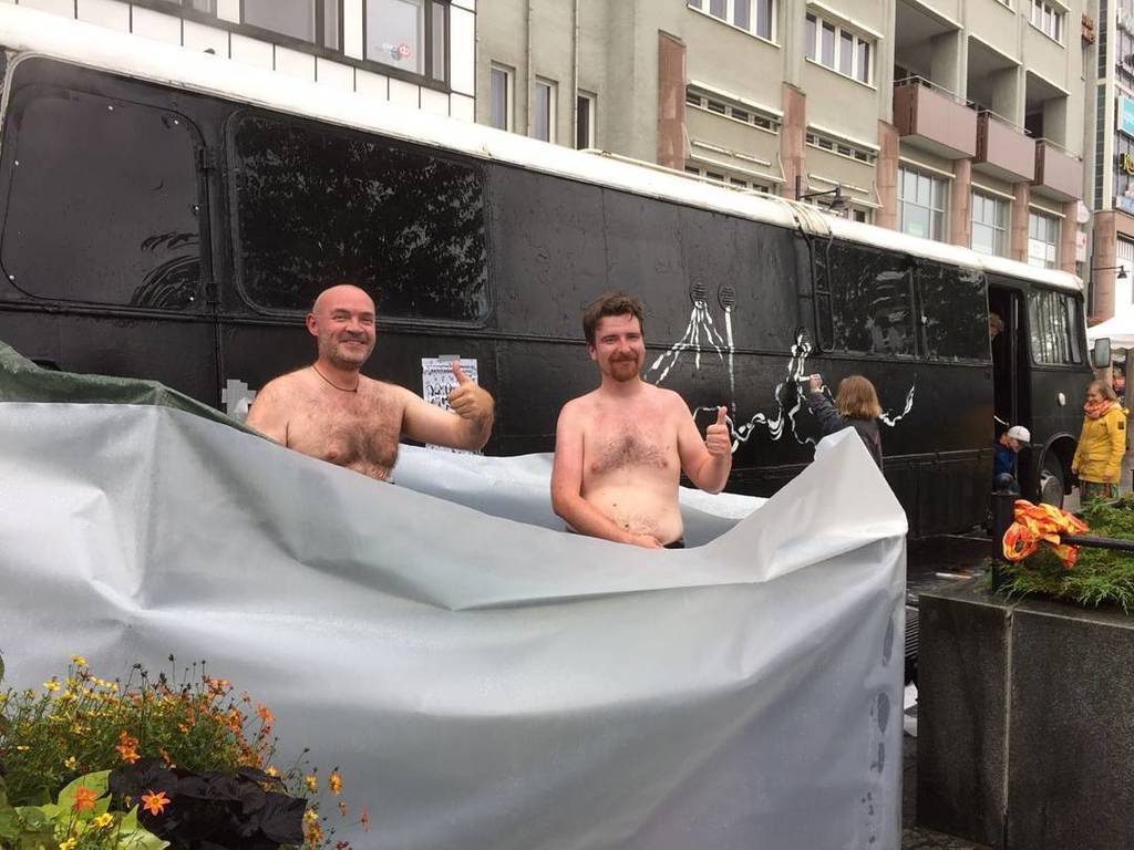 UrbaaniRY's tweet photo. Pieni sade ei taitelijoita tai saunojia haittaa. Tervetuloa käymään! #lainit #kuopio #kuopiojuhlii #tapahtumatkuop… https://t.co/NdmljZvz3I https://t.co/a47l6UNQhd