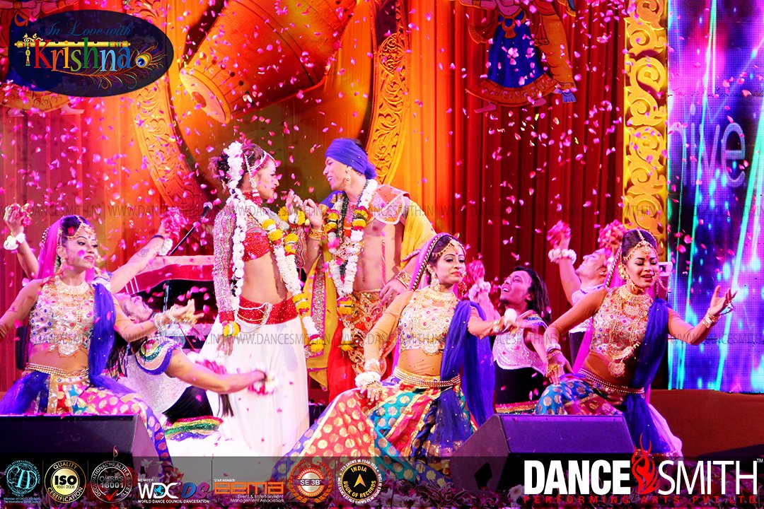 DanceSmithIndia's tweet photo. Divine Performance creates beautiful aura #BollywoodPerformance #LiveEntertainment #DanceSmith https://t.co/SMEte1xWEk