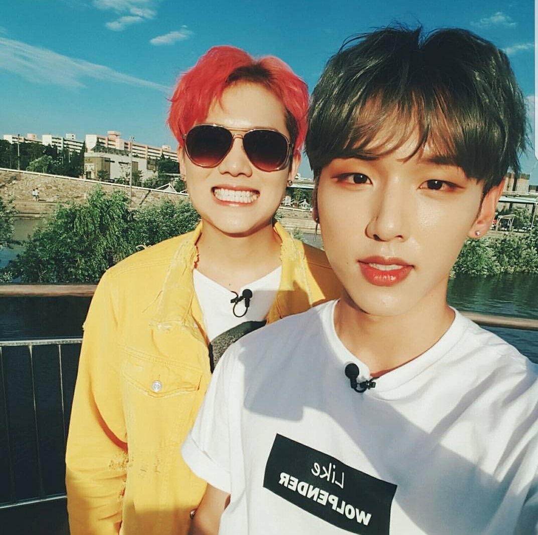 BoysInGroove_Fr's tweet photo. [INSTA] 170826
[#Gunmin]
Une journée avec du beau temps cheveux rouges + cheveux bleu 
#BellesDents #FleuveHan #Détente https://t.co/JCH4m09bto