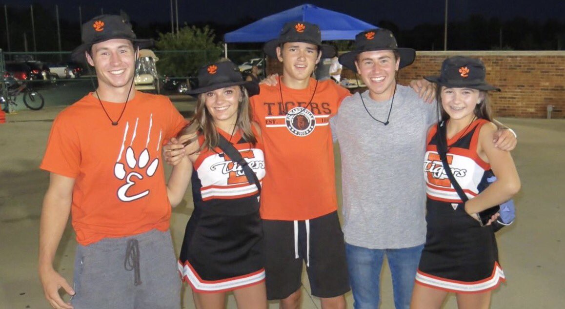 ehsdancerocks's tweet image. *** EHS Bucket Hat Sale****
E Paw - $20
Customize your hat - Add anything to back for an additional $10
Contact an EHS Dancer to purchase!