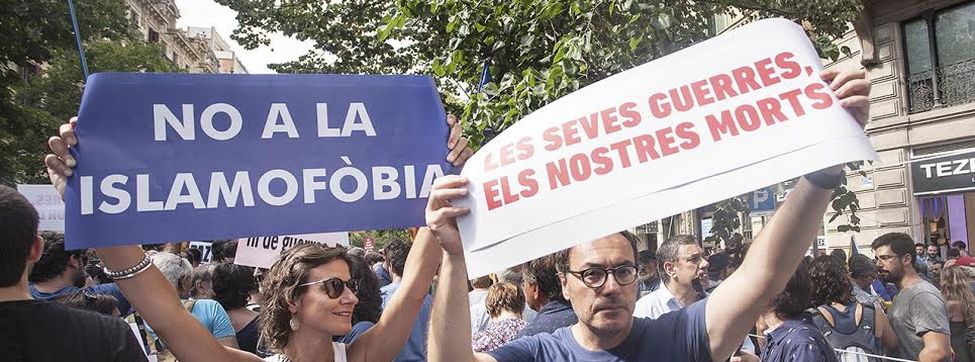eldiarioes's tweet photo. "Sus guerras, nuestros muertos": entidades se concentran contra el terrorismo y las políticas del PP https://t.co/7wEMHfJtGS https://t.co/5yghVA6C02